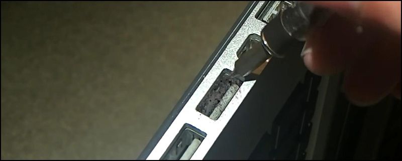 Cổng USB bị dính bụi, khả năng tiếp xúc kém
