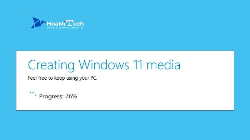 Màn hình tiến trình “Downloading Windows 11”